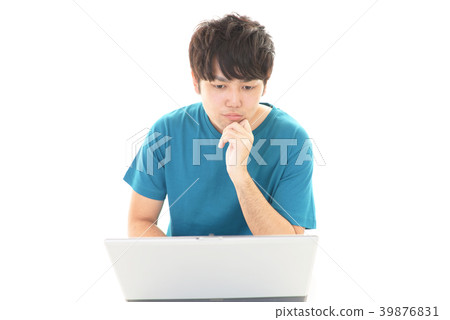 一個嚴肅的表情的男人 一個嚴肅的表情的男人 39876831