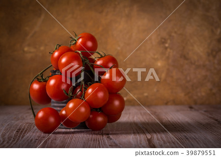 Juicy fresh red tomatoes on wooden board Juicy fresh red tomatoes on wooden board 39879551
