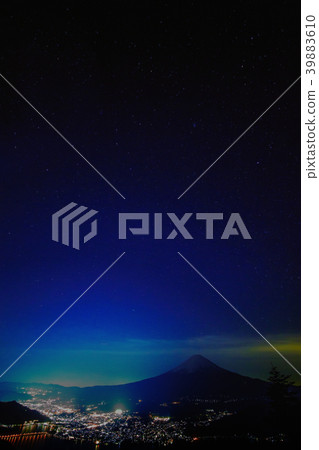 富士山和河口的夜視圖滿天星斗的天空的 39883610