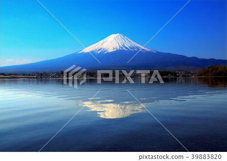 Inverted Fuji reflected in Mt. Fuji and Lake Kawaguchi of blue sky background Inverted Fuji reflected in Mt. Fuji and Lake Kawaguchi of blue sky background 39883820