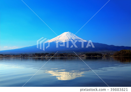 被倒置的富士在富士山和藍天背景的河口湖反射了 39883821