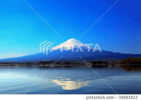 被倒置的富士在富士山和藍天背景的河口湖反射了 被倒置的富士在富士山和藍天背景的河口湖反射了 39883822
