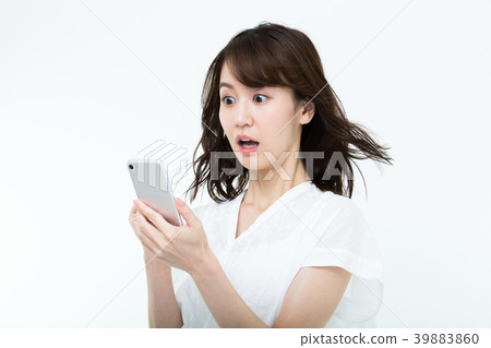 驚訝的年輕女子（智能手機） 39883860