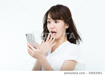 驚訝的年輕女子（智能手機） 39883861