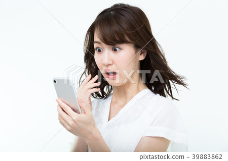 Surprised young woman (smartphone) 39883862