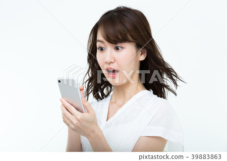 Surprised young woman (smartphone) 39883863