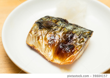 與鹽的烤鯖魚 與鹽的烤鯖魚 39884157