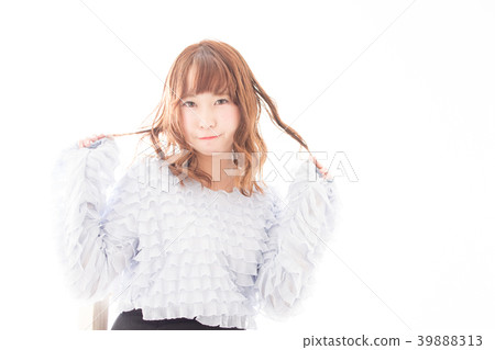 一個女人舉起她的頭髮 一個女人舉起她的頭髮 39888313