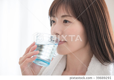 Young Japanese woman drinking water Young Japanese woman drinking water 39889291
