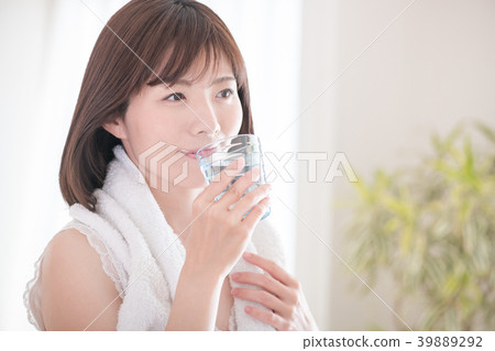 年輕的日本女人喝水 年輕的日本女人喝水 39889292