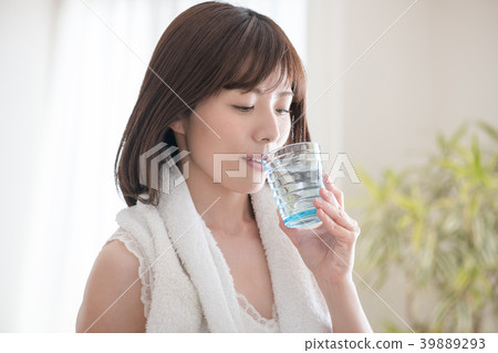 年輕的日本女人喝水 年輕的日本女人喝水 39889293