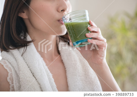 A young Japanese woman drinking green juice 39889733