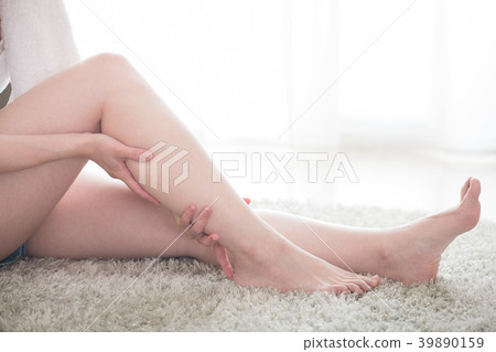 Young Japanese Woman Doing Foot Massage Stock Photo 39890159 Pixta