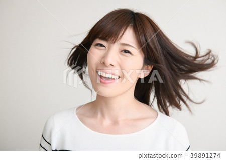 一位日本女子帶著微笑 39891274