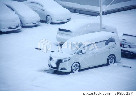汽車埋在雪地裡 39893257
