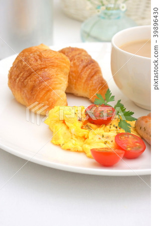 Scrambled eggs and croissant for breakfast 39896430
