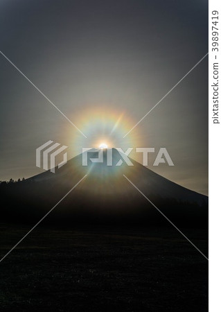 Fantastic diamond Fuji surrounded by rainbow light 39897419