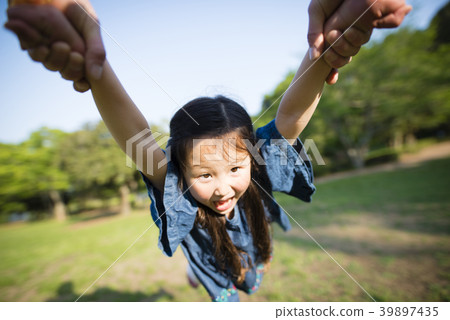 女兒和父親一起玩 女兒和父親一起玩 39897435