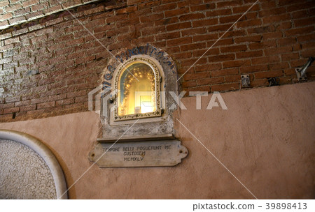 Cinque Terre (Liguria, Italy) A shrine in a tunnel connecting the two areas of Monterosso al Mare Cinque Terre (Liguria, Italy) A shrine in a tunnel connecting the two areas of Monterosso al Mare 39898413