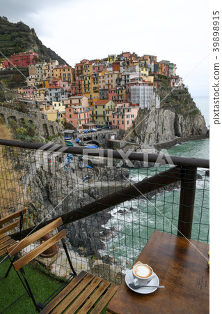 Cinque Terre(意大利利古里亞)一家俯瞰Manarola屋頂的咖啡館 Cinque Terre(意大利利古里亞)一家俯瞰Manarola屋頂的咖啡館 39898915