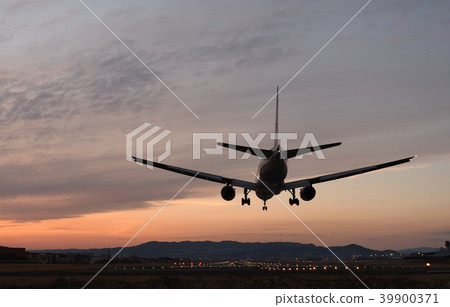 Landing at the time of twilight Landing at the time of twilight 39900371