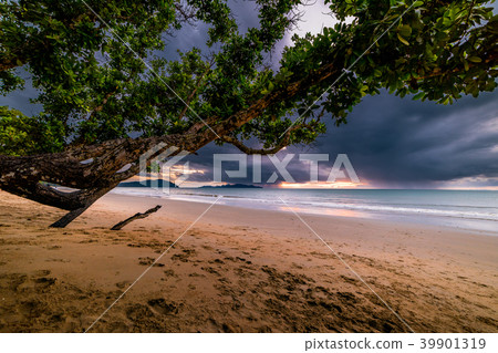 Beautiful beaches and rain clouds in the evening T 39901319