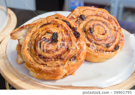 closeup raisin bread on board closeup raisin bread on board 39901795