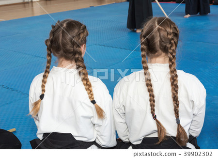Two girls in kimono and hakama on martial arts 39902302