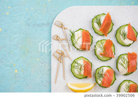 Smoked salmon, cottage cheese and cucumber snack Smoked salmon, cottage cheese and cucumber snack 39902506