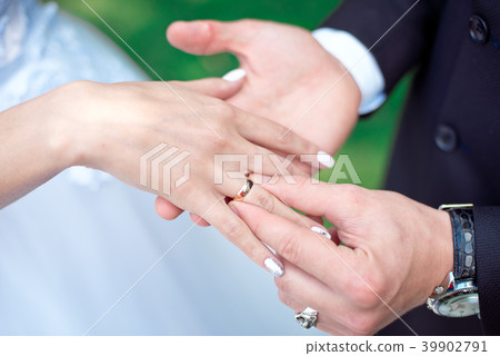 Close-up Bride and groom's hands with wedding 39902791