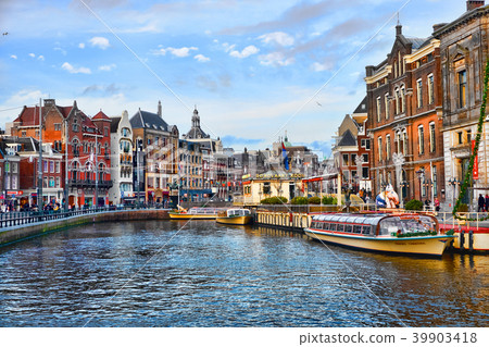 Picturesque views of the city center of Amsterdam 39903418