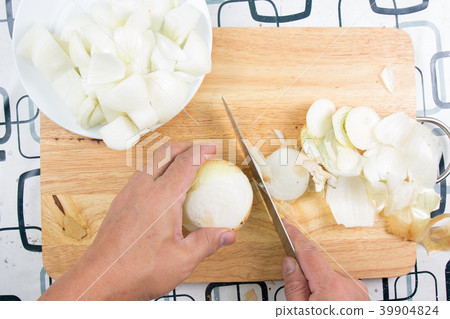 Chef peeling and chop onion before cooking  39904824
