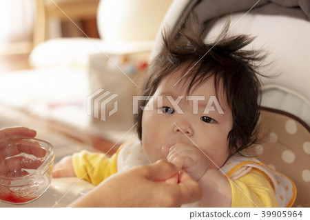 Baby eating baby food Baby eating baby food 39905964