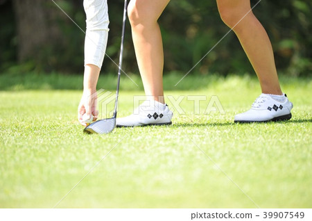 Female golfer to tie up 39907549