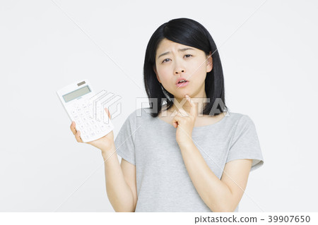 有計算器的婦女 39907650