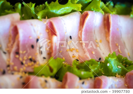 Raw kurobuta pork slices, for yakiniku Raw kurobuta pork slices, for yakiniku 39907780