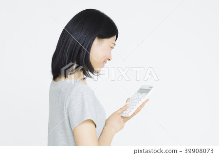 有計算器的婦女 39908073