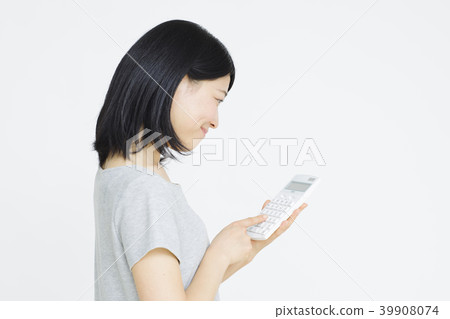 有計算器的婦女 39908074