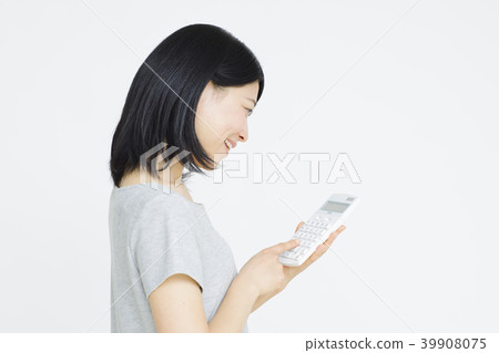 有計算器的婦女 39908075