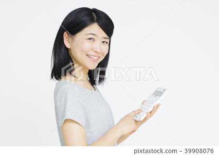 有計算器的婦女 39908076