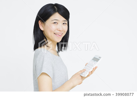 有計算器的婦女 39908077
