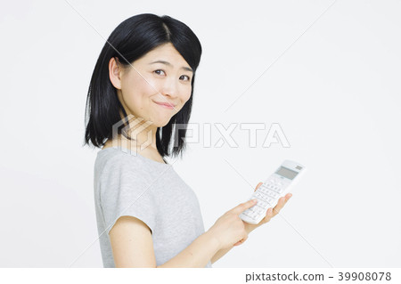 有計算器的婦女 39908078