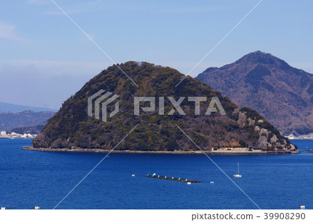 [National Historic Site] Awashima Island (Izukuni) seen from Nagahama Castle ruins 39908290