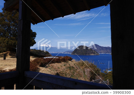 [National Historic Site] Uchiura Bay and Mount Fuji seen from Nagahama Castle ruins and Momisaki (Izukuni) 39908300