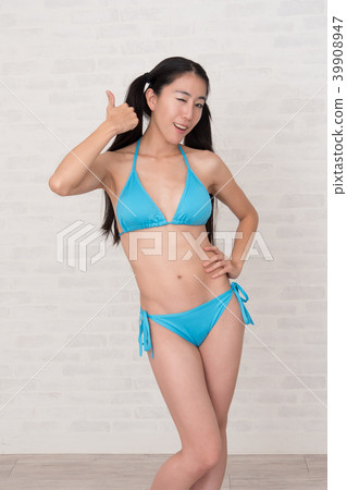 穿比基尼泳裝的婦女有各種各樣的姿勢和表示在白色背景前面。 穿比基尼泳裝的婦女有各種各樣的姿勢和表示在白色背景前面。 39908947