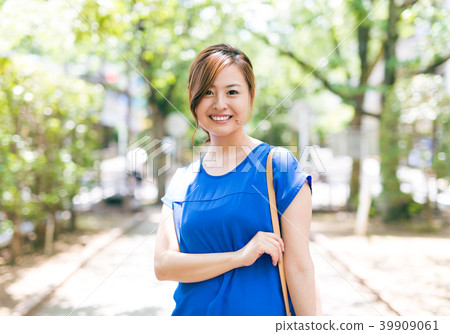 Summer woman outdoor going out Summer woman outdoor going out 39909061