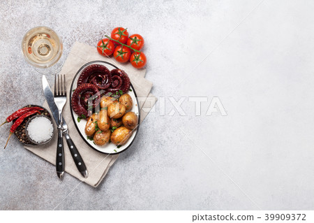 Grilled octopus with small potatoes and wine 39909372