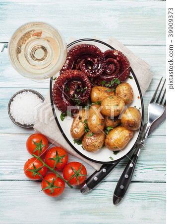 Grilled octopus with small potatoes 39909373