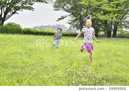 孩子們在公園裡愉快地玩耍 39909868