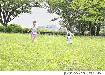 孩子們在公園裡愉快地玩耍 39909869